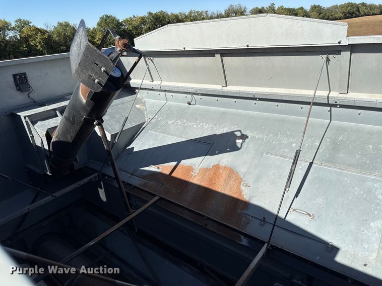 image for item DY8335 1999 Gleaner R62 combine