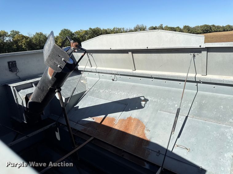 image for item DY8335 1999 Gleaner R62 combine