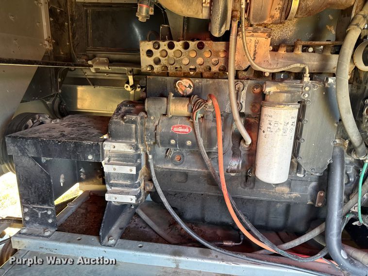 image for item DY8335 1999 Gleaner R62 combine