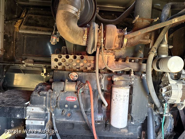 image for item DY8335 1999 Gleaner R62 combine