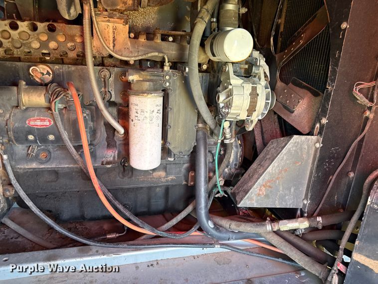 image for item DY8335 1999 Gleaner R62 combine