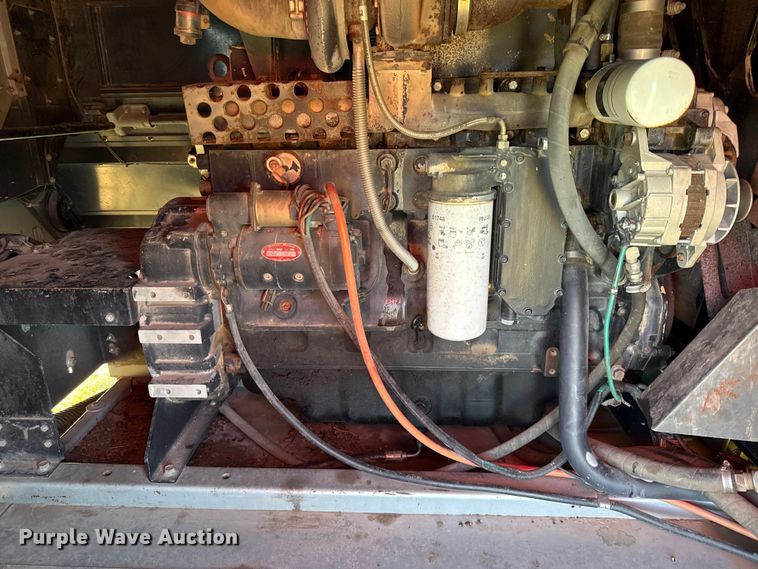 image for item DY8335 1999 Gleaner R62 combine