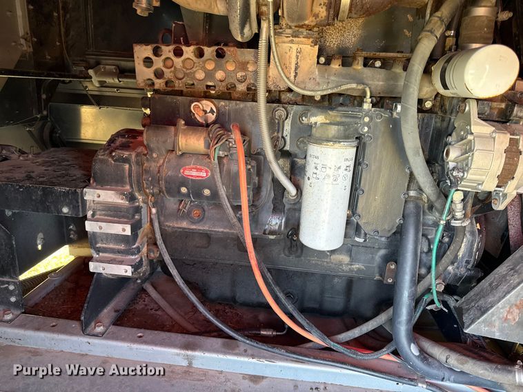 image for item DY8335 1999 Gleaner R62 combine