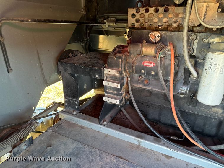 image for item DY8335 1999 Gleaner R62 combine