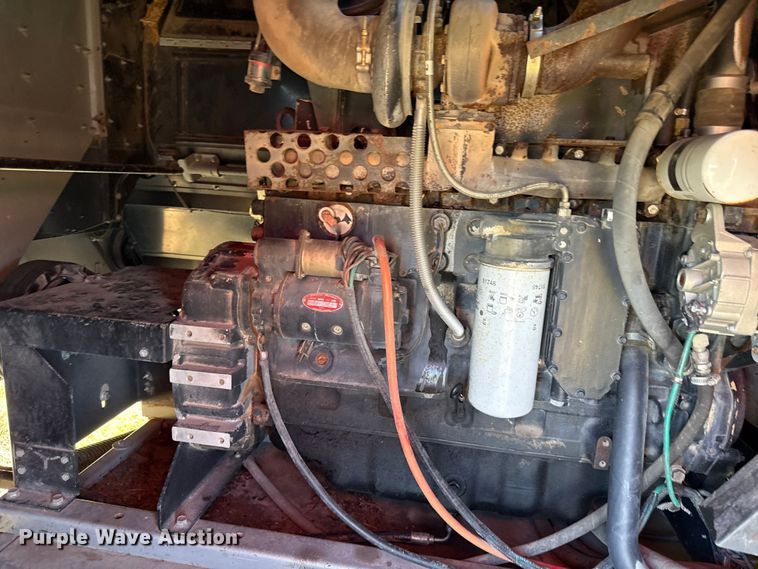 image for item DY8335 1999 Gleaner R62 combine