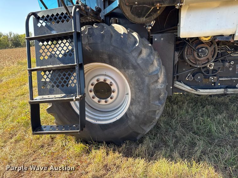 image for item DY8335 1999 Gleaner R62 combine