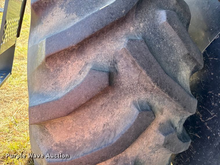 image for item DY8335 1999 Gleaner R62 combine