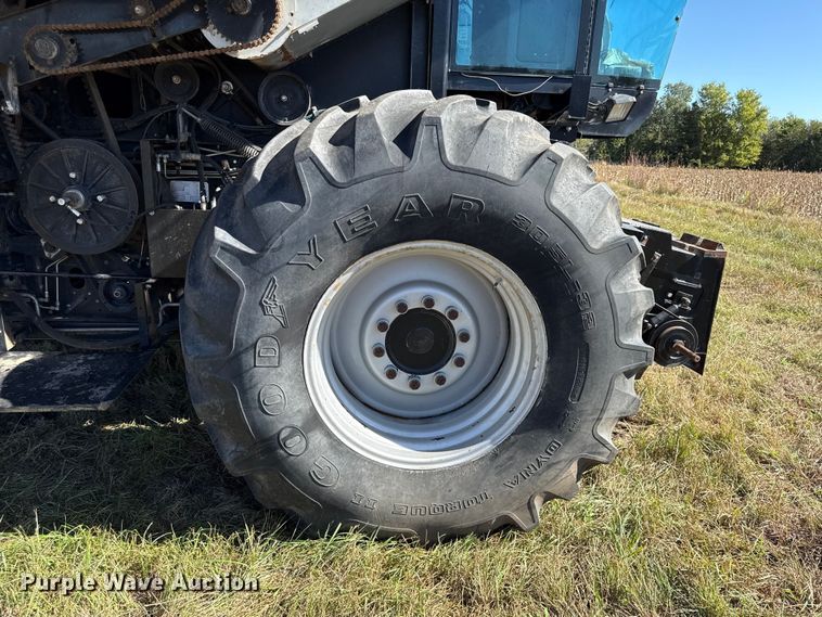 image for item DY8335 1999 Gleaner R62 combine