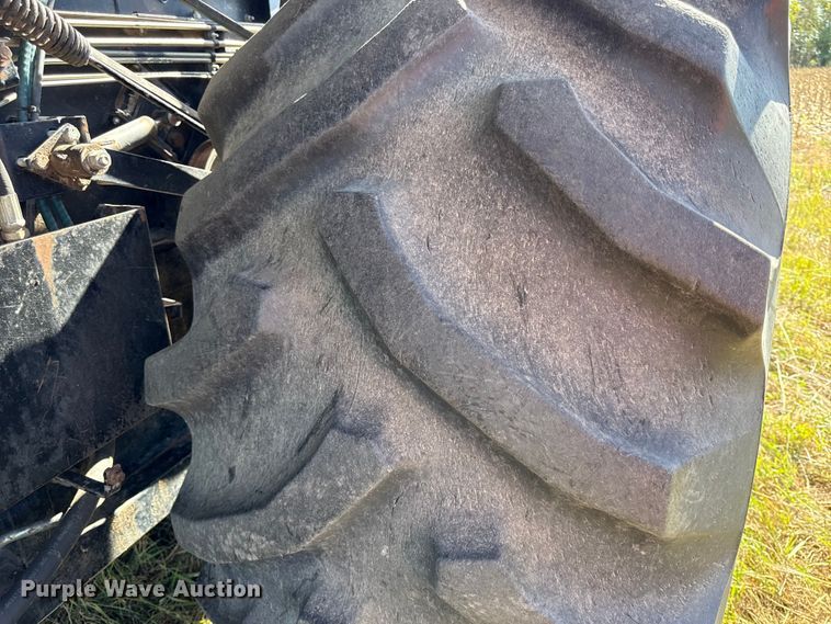 image for item DY8335 1999 Gleaner R62 combine