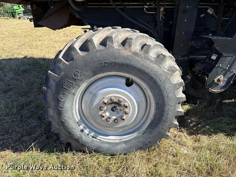 image for item DY8335 1999 Gleaner R62 combine