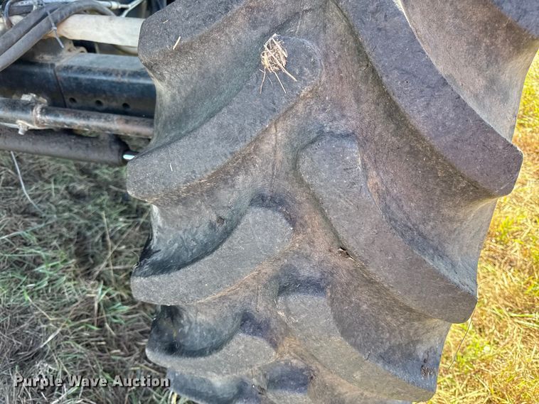 image for item DY8335 1999 Gleaner R62 combine