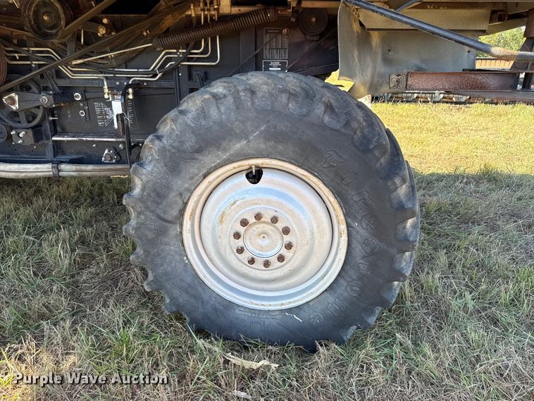 image for item DY8335 1999 Gleaner R62 combine