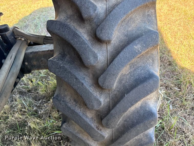 image for item DY8335 1999 Gleaner R62 combine