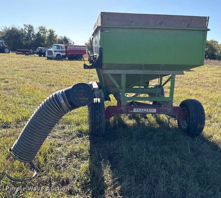 image for item DY8338 Parker 1650 grain cart