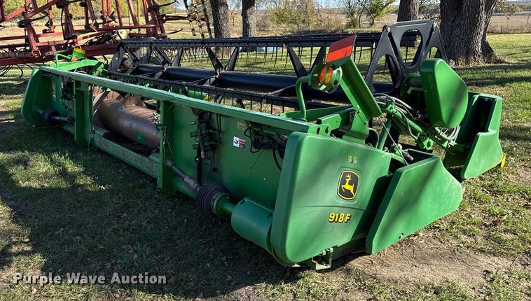 image for item DY8449 2005 John Deere 918F flex head