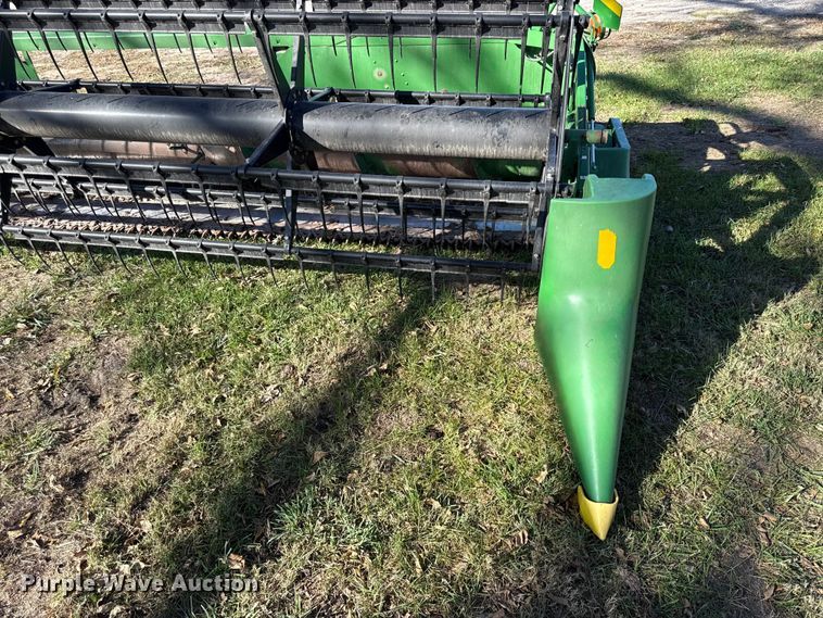 image for item DY8449 2005 John Deere 918F flex head