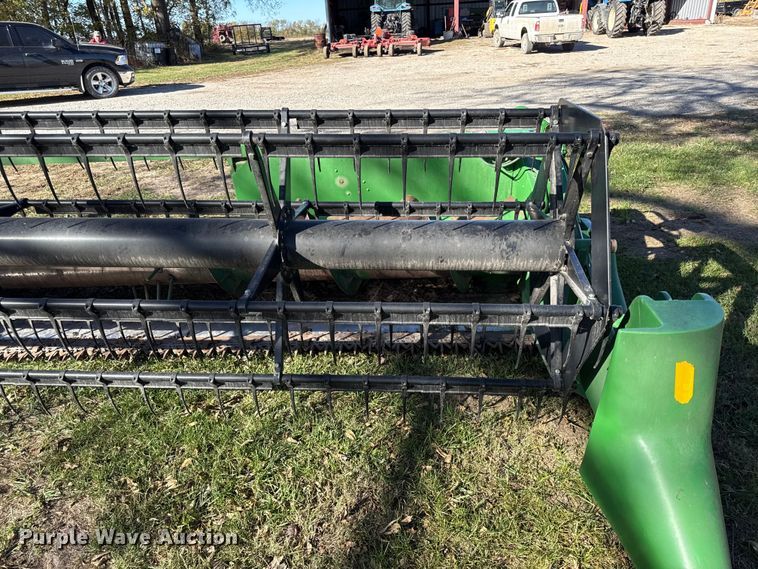 image for item DY8449 2005 John Deere 918F flex head