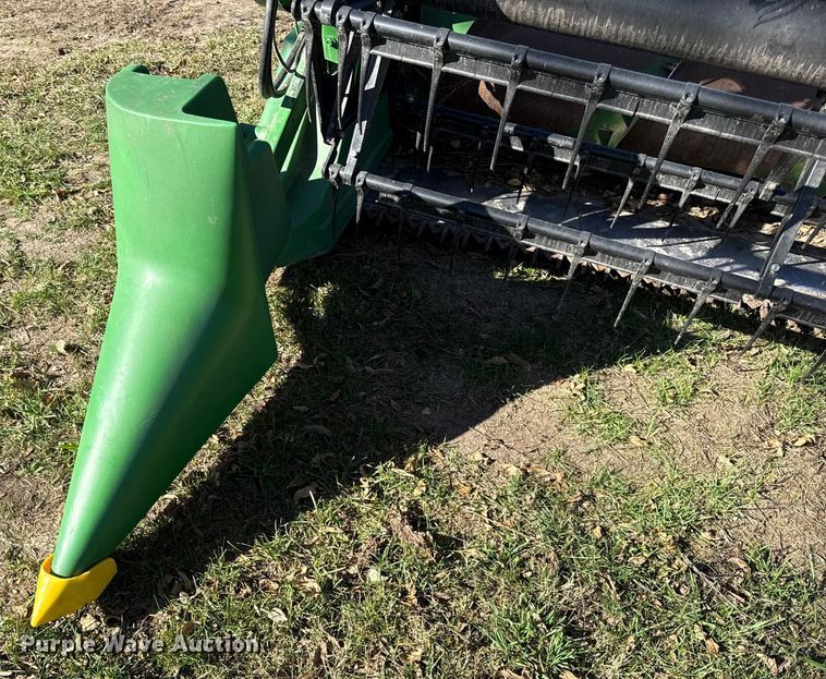 image for item DY8449 2005 John Deere 918F flex head