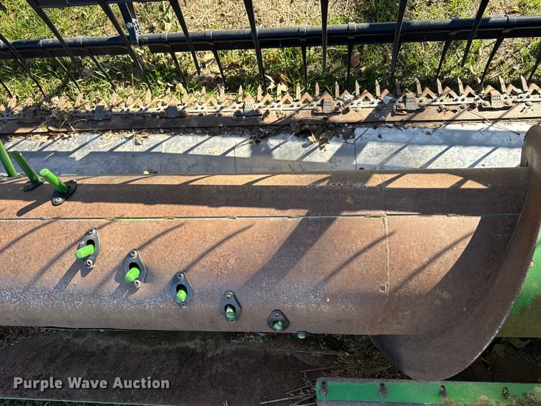 image for item DY8449 2005 John Deere 918F flex head