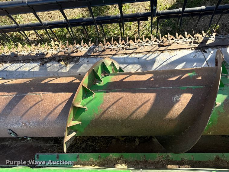 image for item DY8449 2005 John Deere 918F flex head