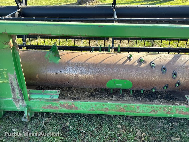 image for item DY8449 2005 John Deere 918F flex head