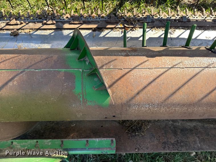 image for item DY8449 2005 John Deere 918F flex head