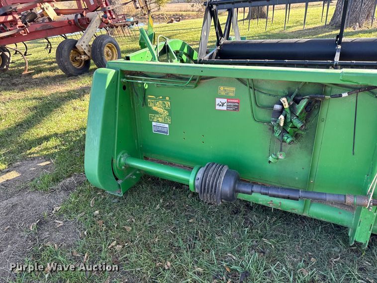 image for item DY8449 2005 John Deere 918F flex head