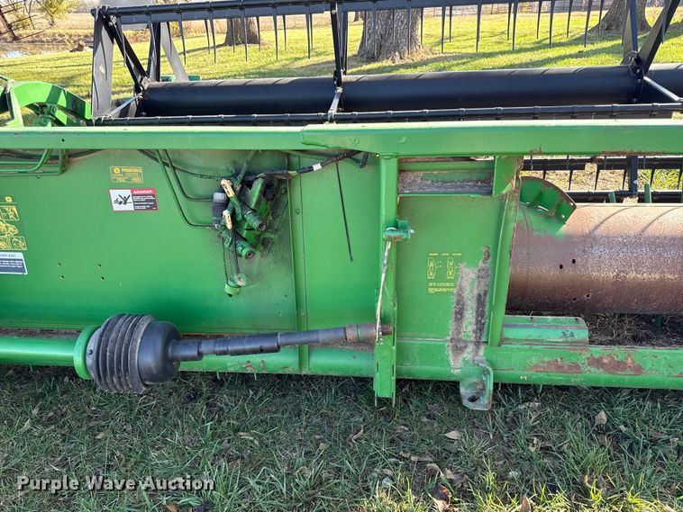 image for item DY8449 2005 John Deere 918F flex head