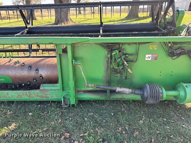 image for item DY8449 2005 John Deere 918F flex head