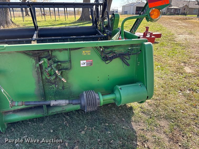 image for item DY8449 2005 John Deere 918F flex head