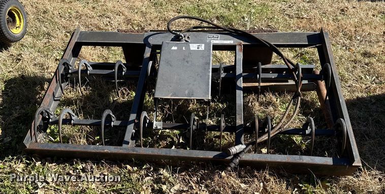 image for item DY8462 Hoelscher 50 skid steer bale accumulator grapple