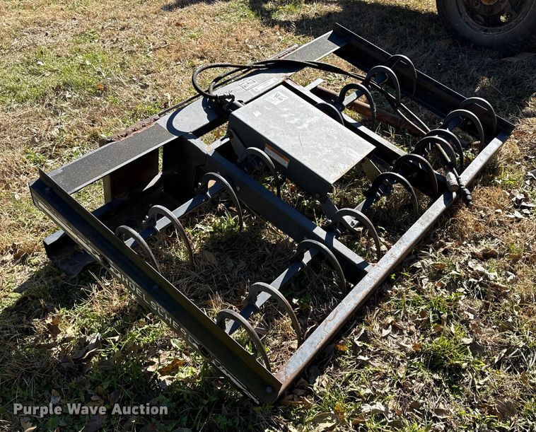 image for item DY8462 Hoelscher 50 skid steer bale accumulator grapple