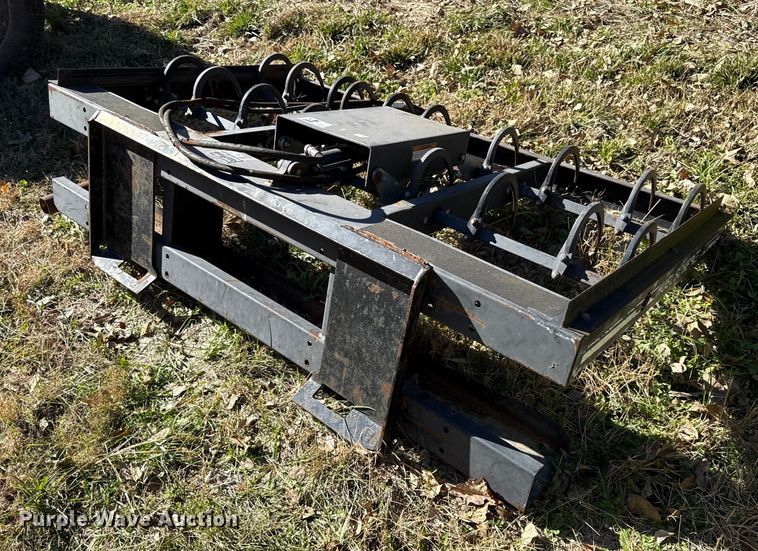 image for item DY8462 Hoelscher 50 skid steer bale accumulator grapple