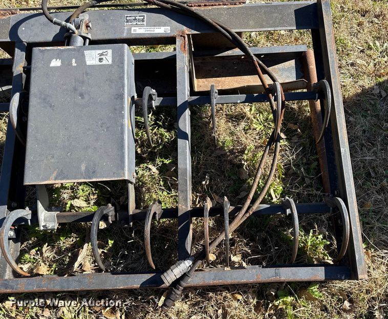 image for item DY8462 Hoelscher 50 skid steer bale accumulator grapple