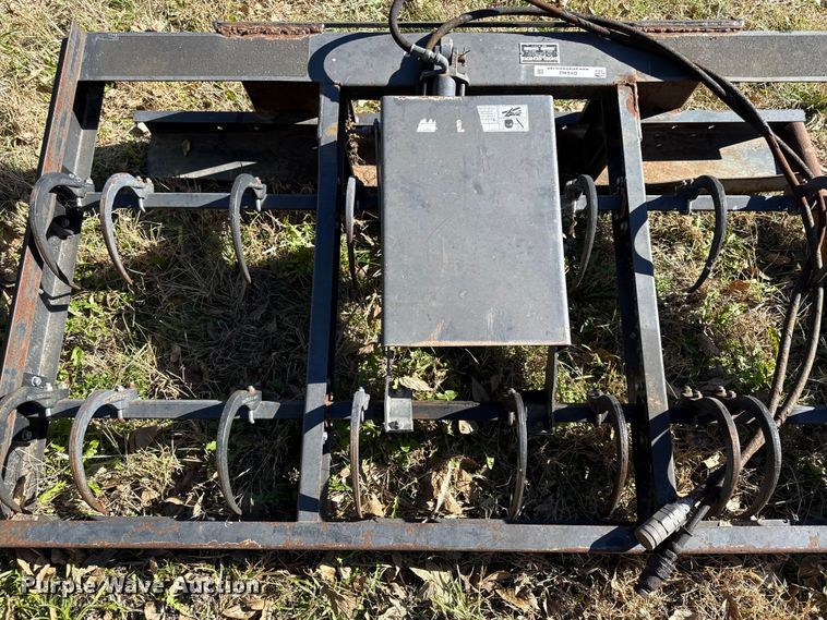 image for item DY8462 Hoelscher 50 skid steer bale accumulator grapple