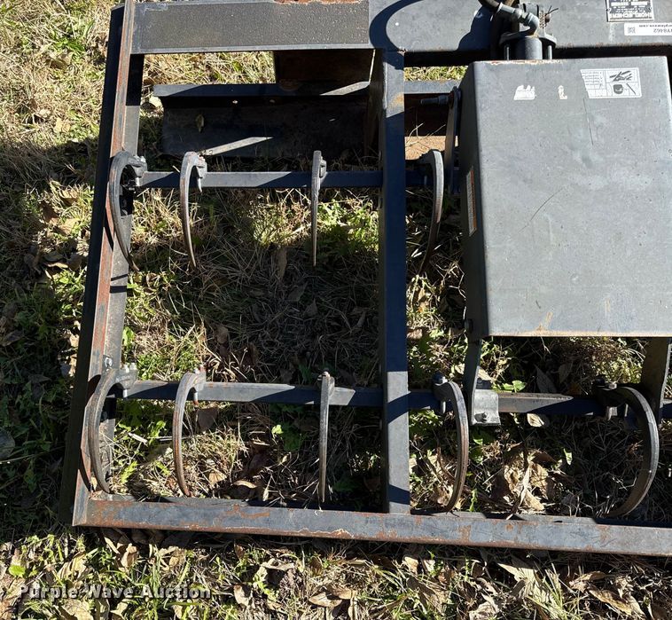 image for item DY8462 Hoelscher 50 skid steer bale accumulator grapple