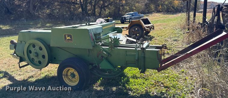 image for item DY8463 1982 John Deere 347 small square baler