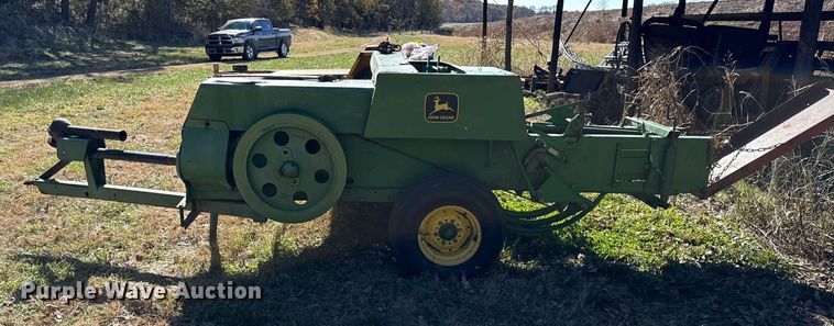 image for item DY8463 1982 John Deere 347 small square baler