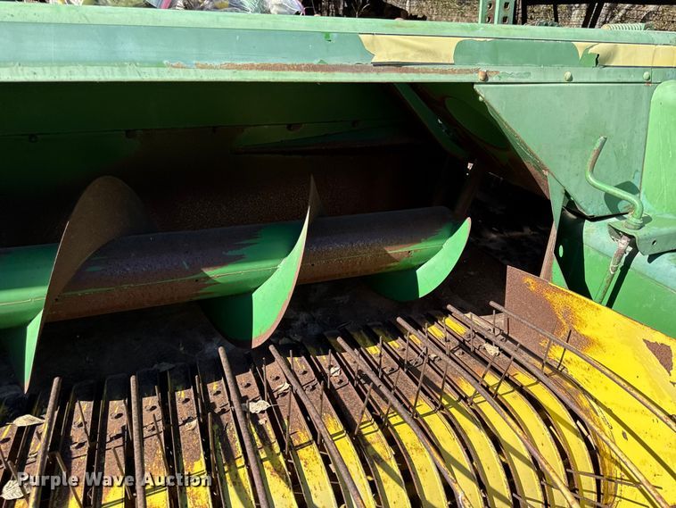 image for item DY8463 1982 John Deere 347 small square baler