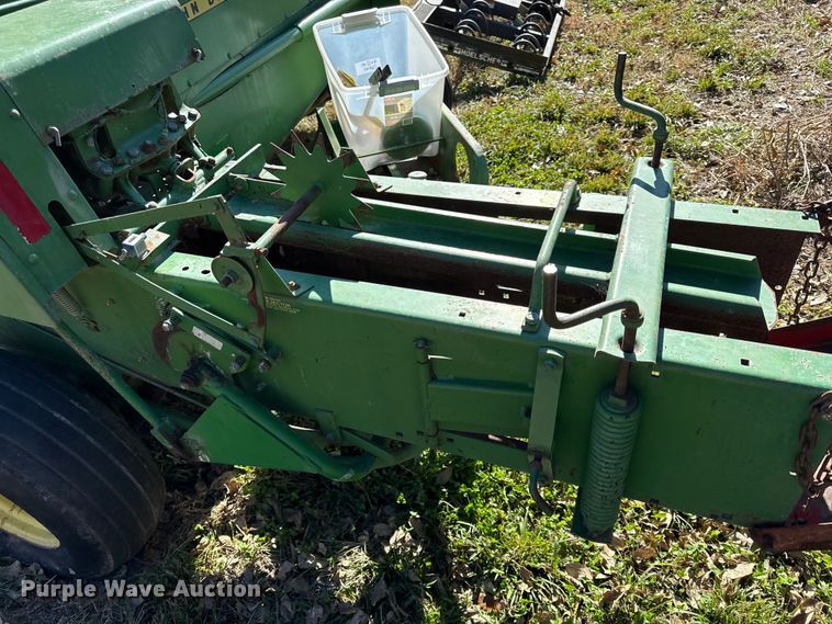 image for item DY8463 1982 John Deere 347 small square baler