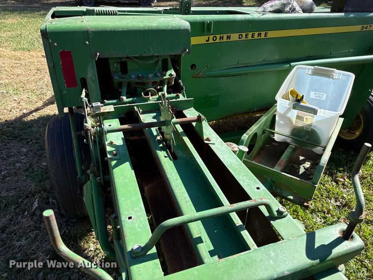 image for item DY8463 1982 John Deere 347 small square baler