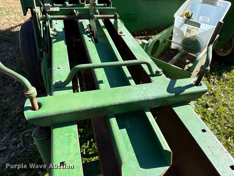 image for item DY8463 1982 John Deere 347 small square baler