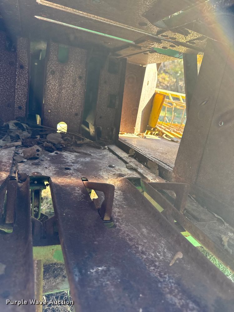 image for item DY8463 1982 John Deere 347 small square baler