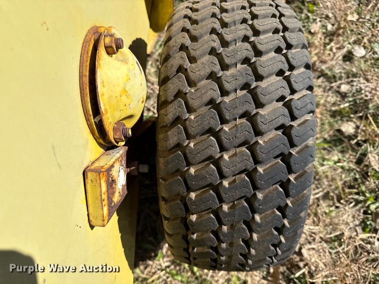 image for item DY8463 1982 John Deere 347 small square baler