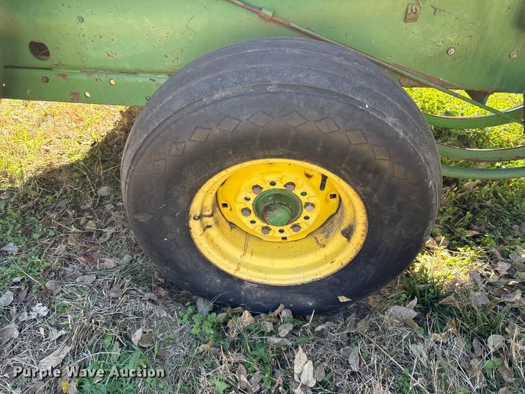 image for item DY8463 1982 John Deere 347 small square baler