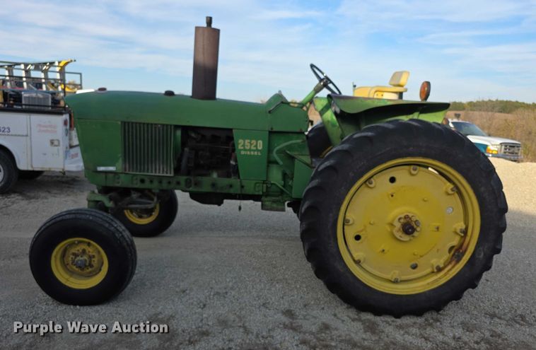 image for item DZ3523 1970 John Deere 2520 tractor