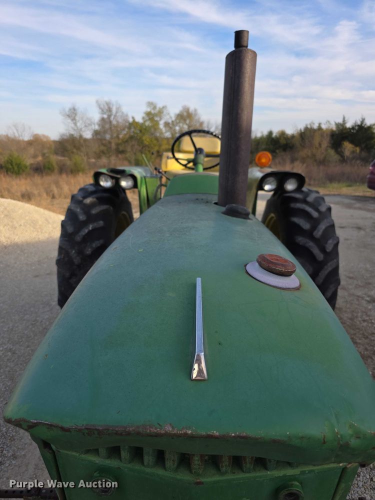 image for item DZ3523 1970 John Deere 2520 tractor