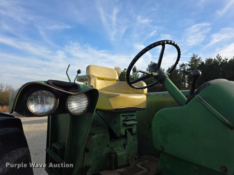 image for item DZ3523 1970 John Deere 2520 tractor