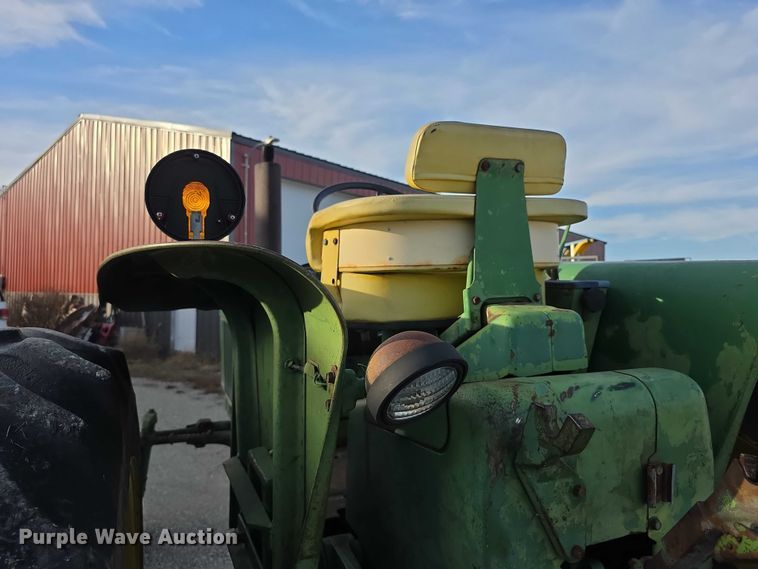 image for item DZ3523 1970 John Deere 2520 tractor