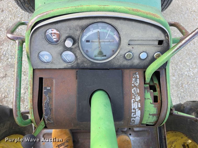 image for item DZ3523 1970 John Deere 2520 tractor